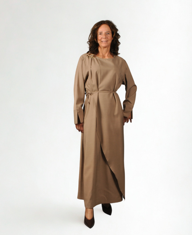 
                      
                        Comfortabele damesjurk met binnenjurk en elegante overslag, one size fit tot maat 44/46 met goud accent.
                      
                    