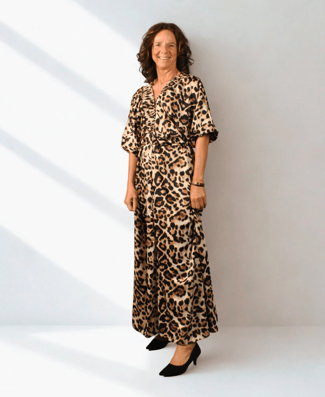 
                      
                        Comfortabele damesjurk met panterprint, one size pasvorm tot maat 42, met V-hals aan voor- en achterkant.

                      
                    