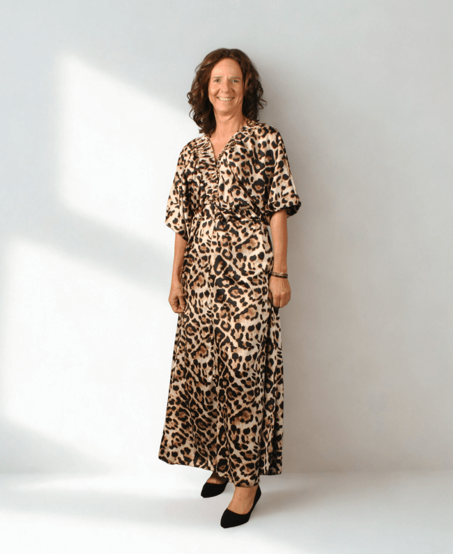 Jurk met panterprint en V-hals aan voor- en achterkant, one size damesjurk tot maat 42 – stijlvolle en comfortabele pasvorm.