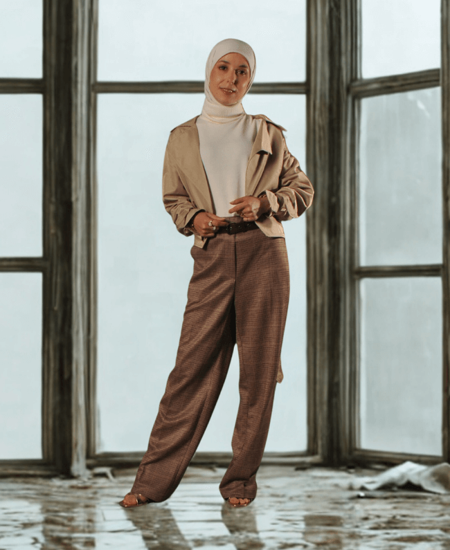 
                      
                        Dames korte trenchcoat, stijlvol en elegant, tijdloos kledingstuk voor werk, diner of casual outfit.
                      
                    