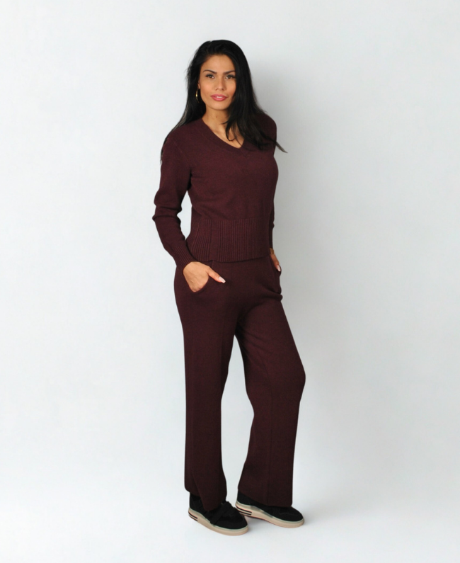 Elegante Italiaanse knit set met V-hals trui en rechte broek, comfortabele one size fit – Donna Colori Rotterdam.