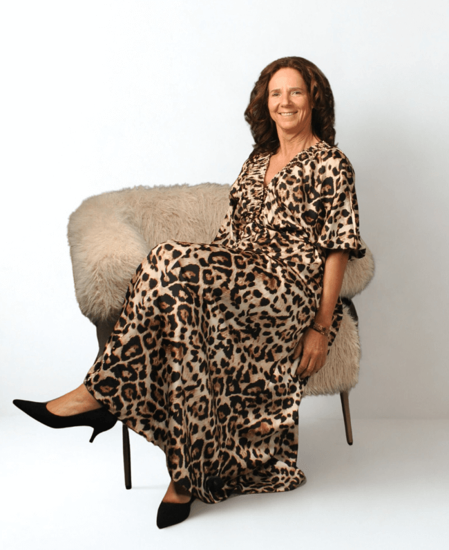 
                      
                        Dress Patricia - Panterprint Jurk met V-hals Dames
                      
                    