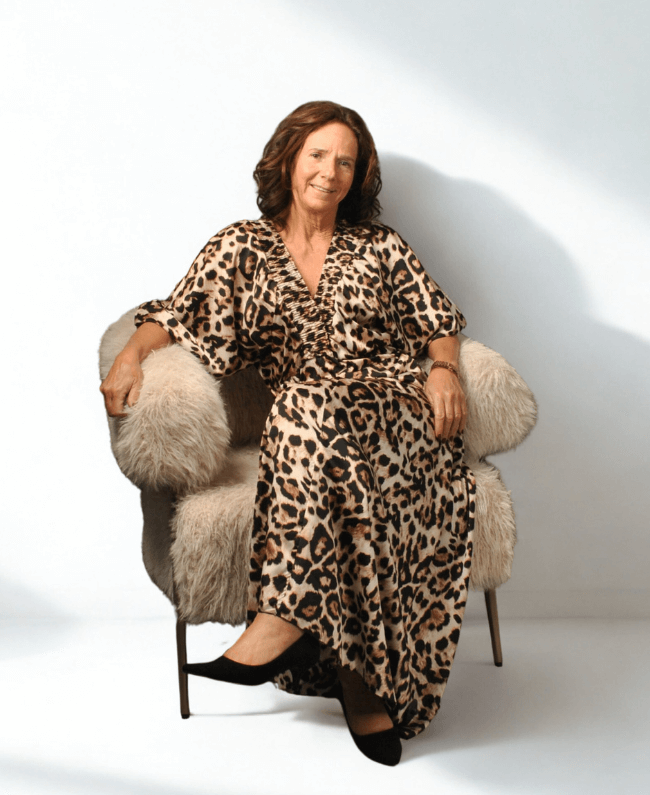 Elegante panterprint jurk met dubbele V-hals, flatterend model tot maat 42 – perfect voor casual en chique gelegenheden.