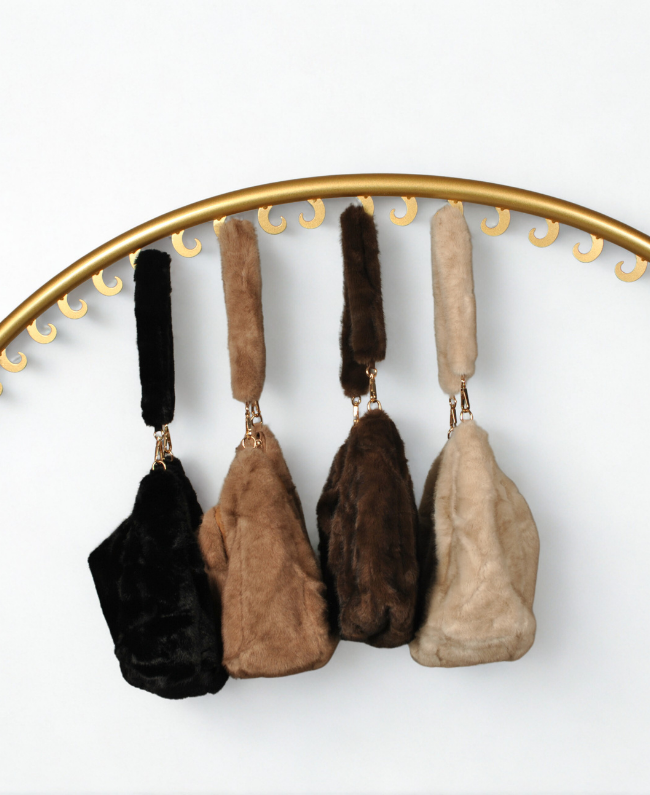 Dames tas – fluffy tas gecombineerd met baret en jas voor complete winterlook