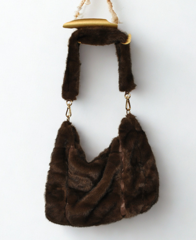 
                      
                        Elegante Italiaanse tas – zachte fluffy damestas gecombineerd met bijpassende baret
                      
                    