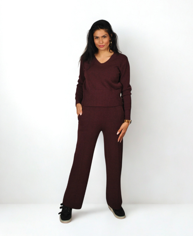 
                      
                        Comfy Couture set met warme knit trui en rechte broek, stijlvolle Italiaanse look – Donna Colori.
                      
                    