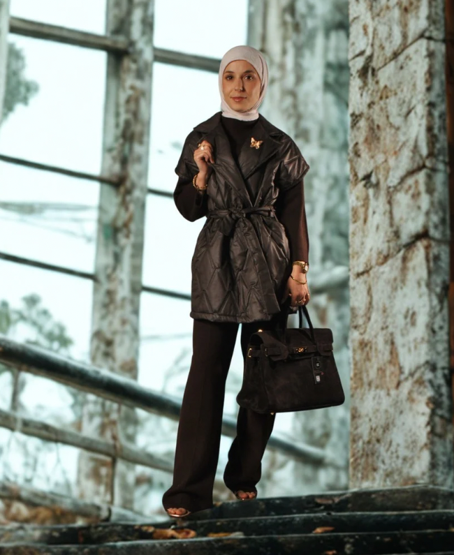 
                      
                        Modieuze bodywarmer dames one size tot maat 42 met vlinderbroche
                      
                    