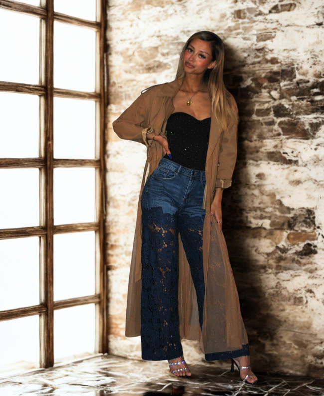 Modieuze jeans dames met bloemenprint en doorzichtige pijp, opvallend en stijlvol, perfect te combineren met top of blouse.