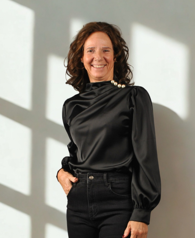 Elegante dames blouse one size tot maat 40 met subtiele pareldetails, perfect voor werk, diner of feestelijke avond.