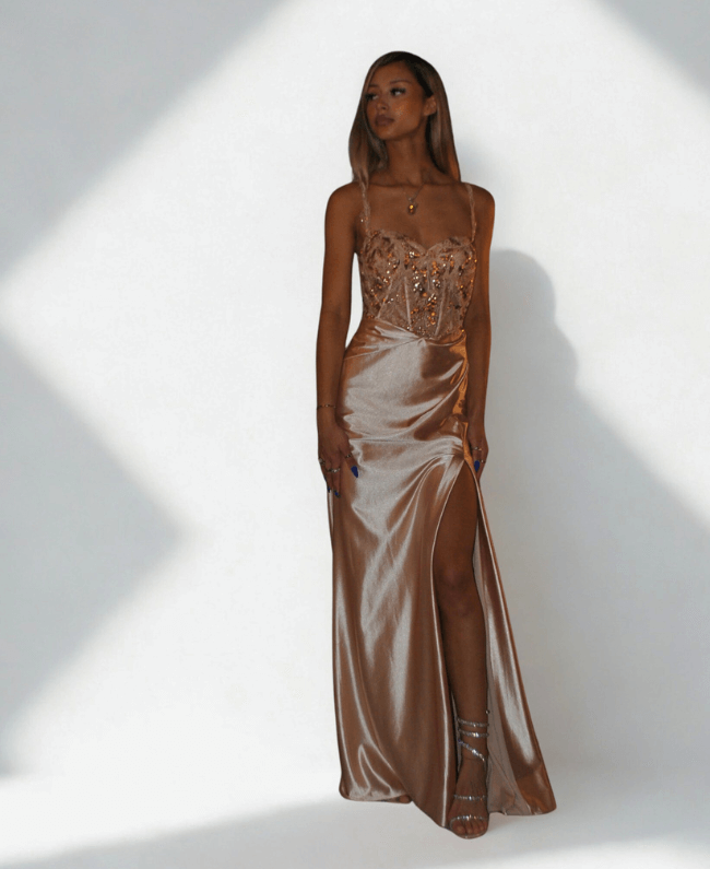 
                      
                        Dress Famous - Satijnen Galajurk met Pailletten
                      
                    