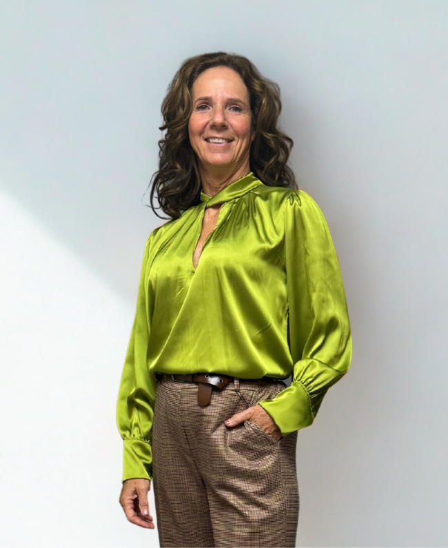 Damesblouse satijn met strikdetail in verschillende kleuren, te dragen tot maat 42