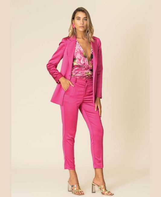 Prachtig pak uit de Gold Line Collectie van Jhenit Milano. Dit pak in de kleur Fuxia in een aanvulling voor elke garderobe. Combineer hem met de bijpassende body. De bloemenprint van de body komt terug in de binnenvoering van de blazer. Sla je mouw om en je outfit is helemaal af. 